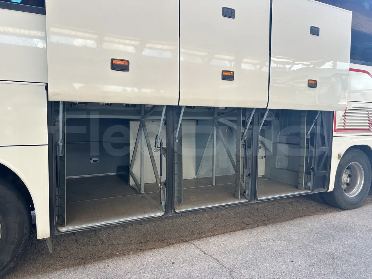 Setra S415 - Luggage Rack Left Side