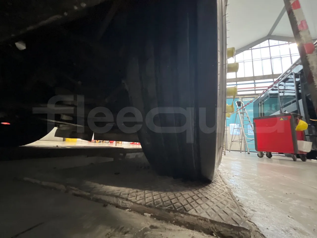 Temsa Safari RD RAT153 - EUR5 - 266kW - 12.200m - tread condition front tires right