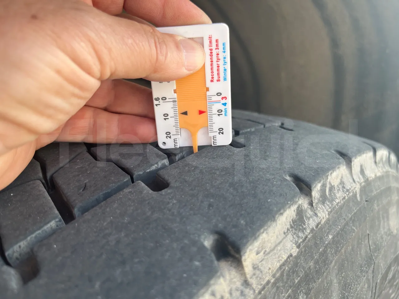 Vdl FUTURA FHD2 501E1 - Euro 6 - 320 kW - 12.875 mt - tread condition front tires left