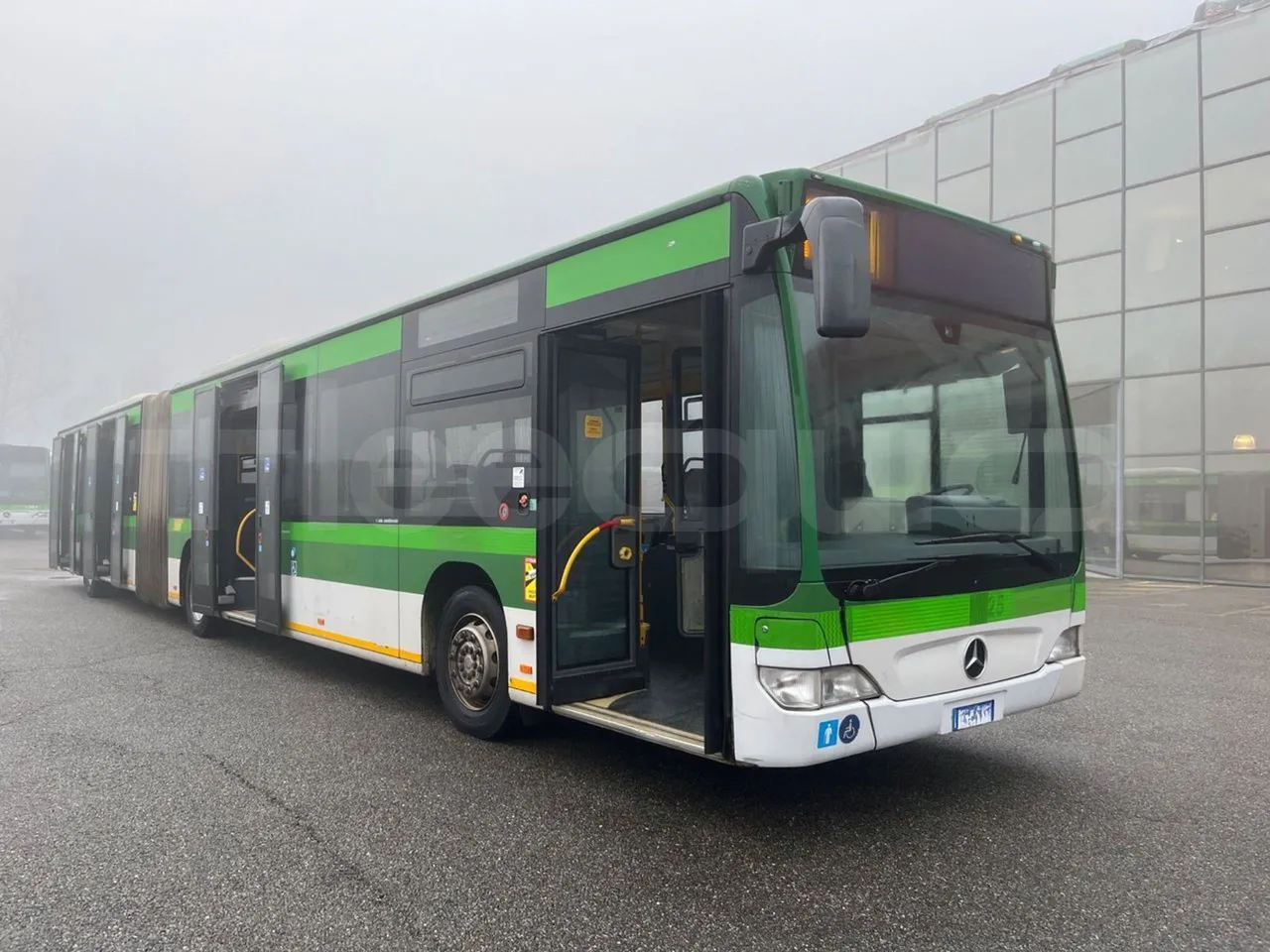 Mercedes-Benz Citaro G 0530 - EUR5 - 260kW - 17.94m - 3/4 right front doors open