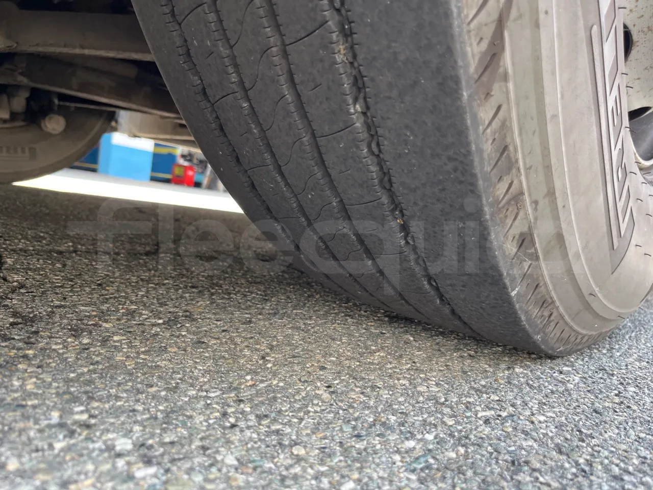 Setra S319 - Second Axle Left Side: Complete Wheel