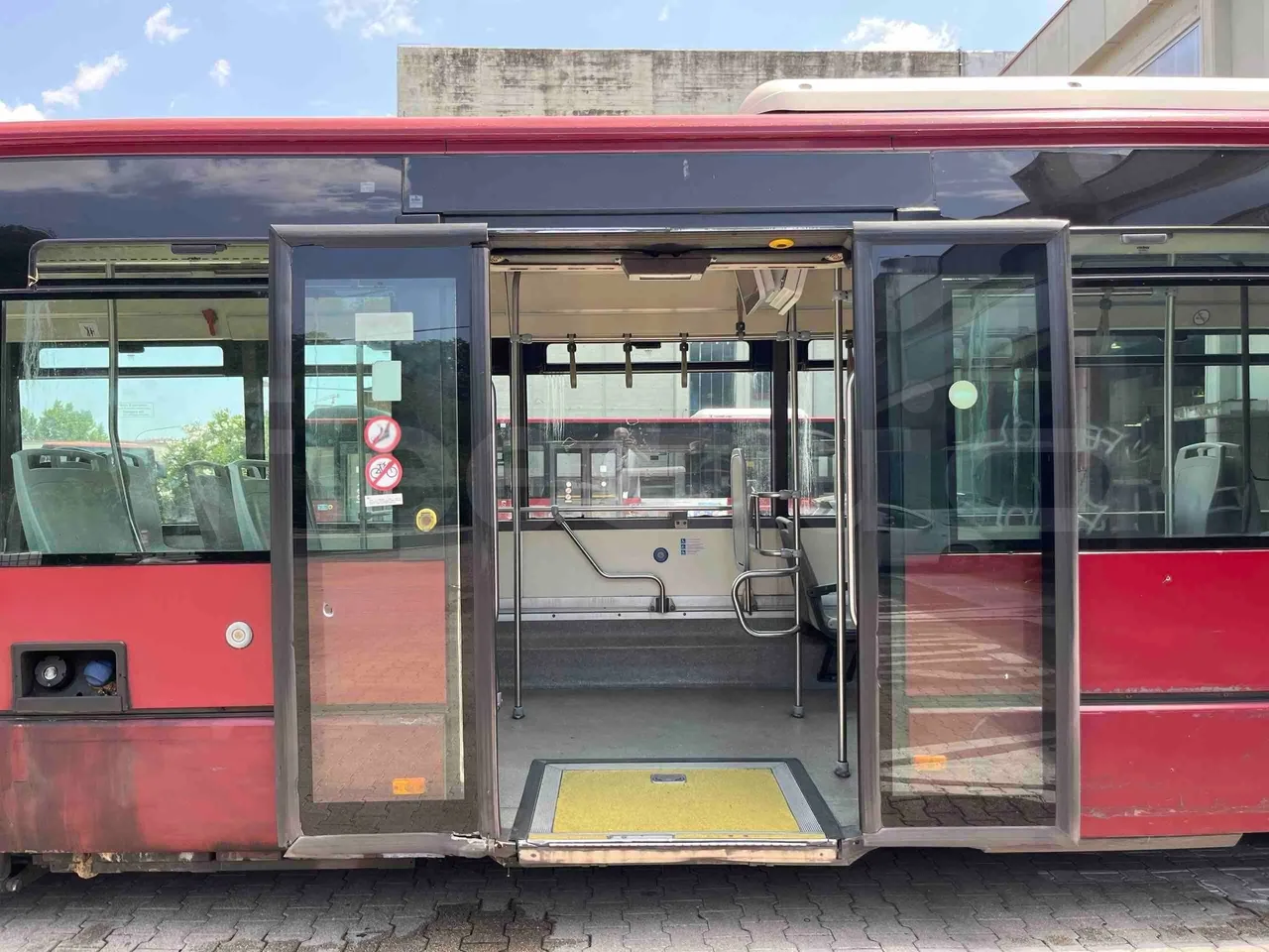 Iveco Citelis - front door 2 open