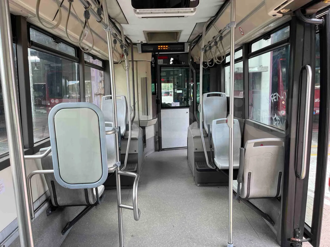 Iveco Citelis - forward view middle aisle