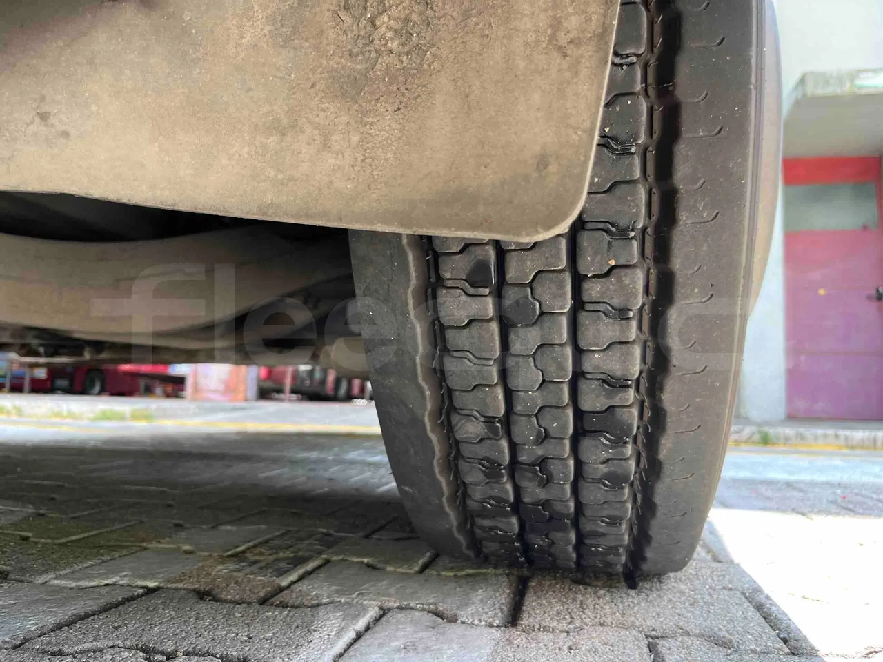 Iveco Citelis - tread condition front tires right