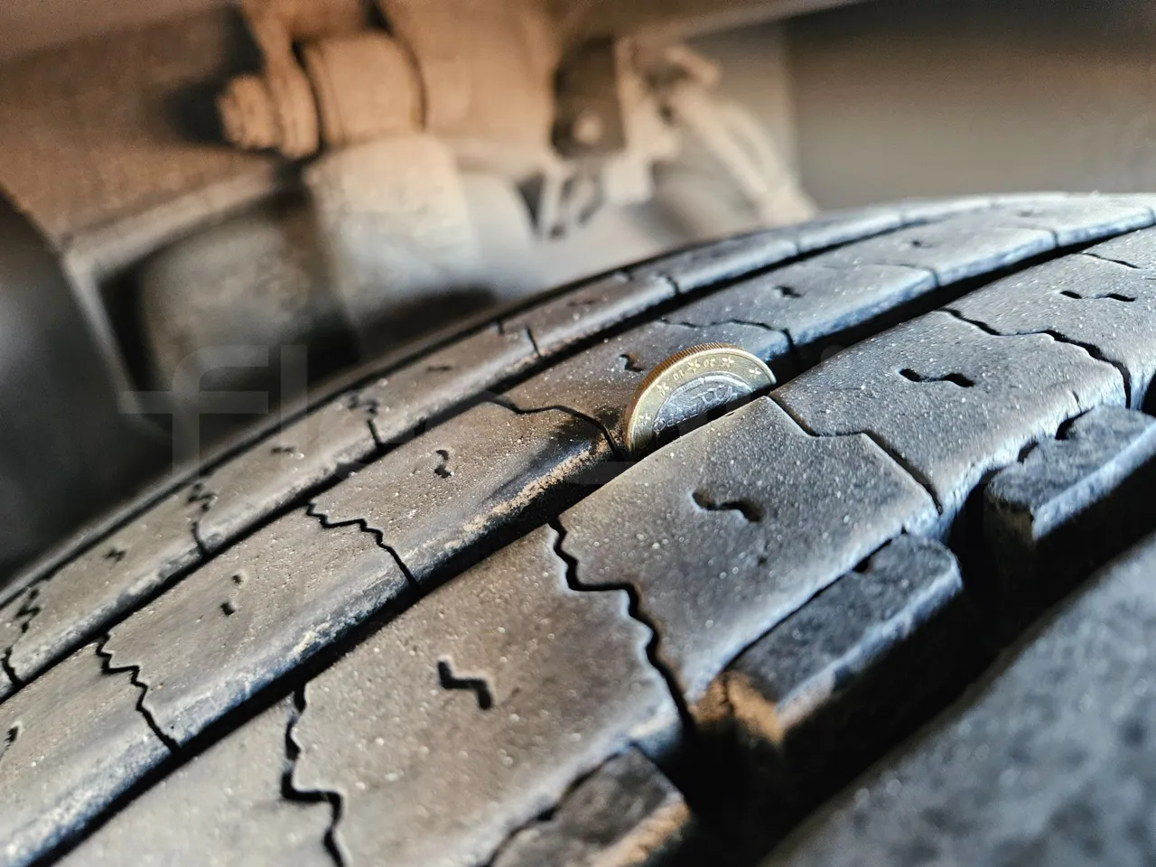 Setra S416 GT-HD - EUR4 - 315kW - 13.02m - tread condition front tires right