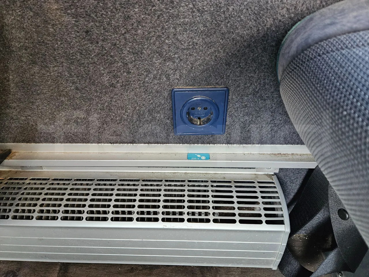 Setra S416 GT-HD - EUR4 - 315kW - 13.02m - power outlets detail