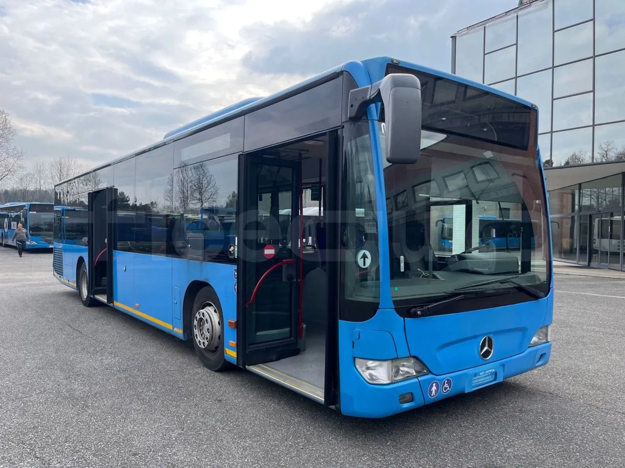 Mercedes-Benz Citaro O 530/2PCL2E4 - Euro 4 - 210 kW - 11,950 mt - 3/4 right front doors open