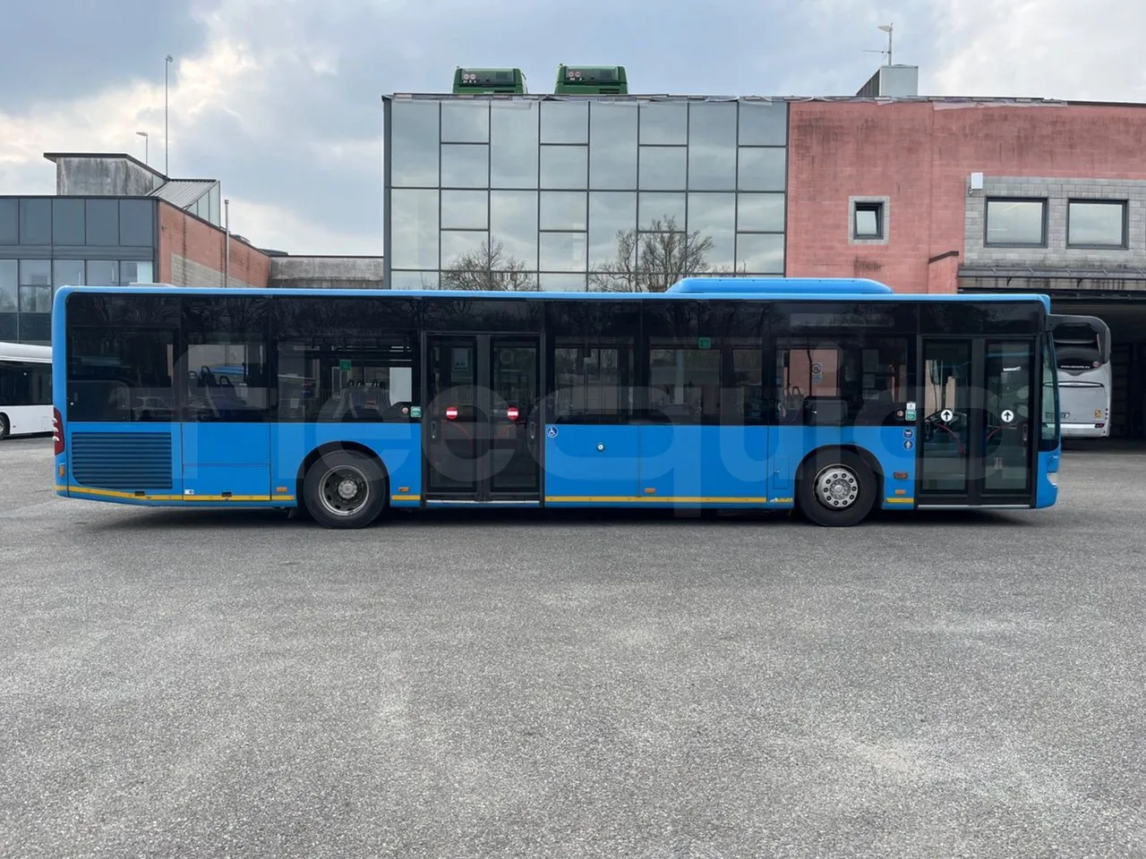 Mercedes-Benz Citaro O 530/2PCL2E4 - Euro 4 - 210 kW - 11,950 mt - right side doors closed