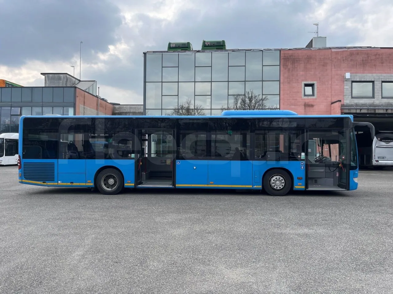 Mercedes-Benz Citaro O 530/2PCL2E4 - Euro 4 - 210 kW - 11,950 mt - right side doors open