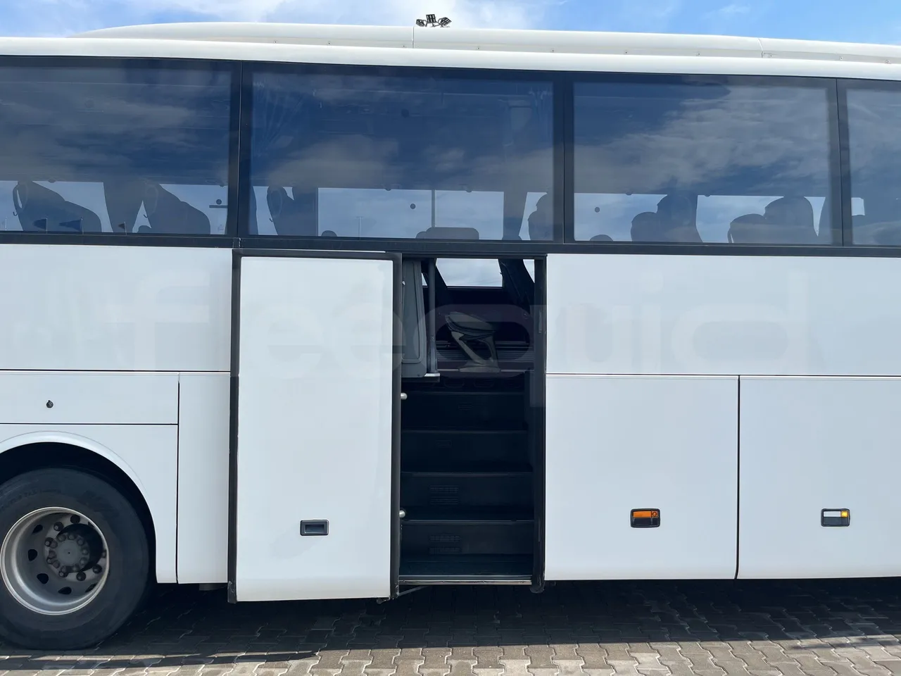 Mercedes-Benz Tourismo - Second Door Open