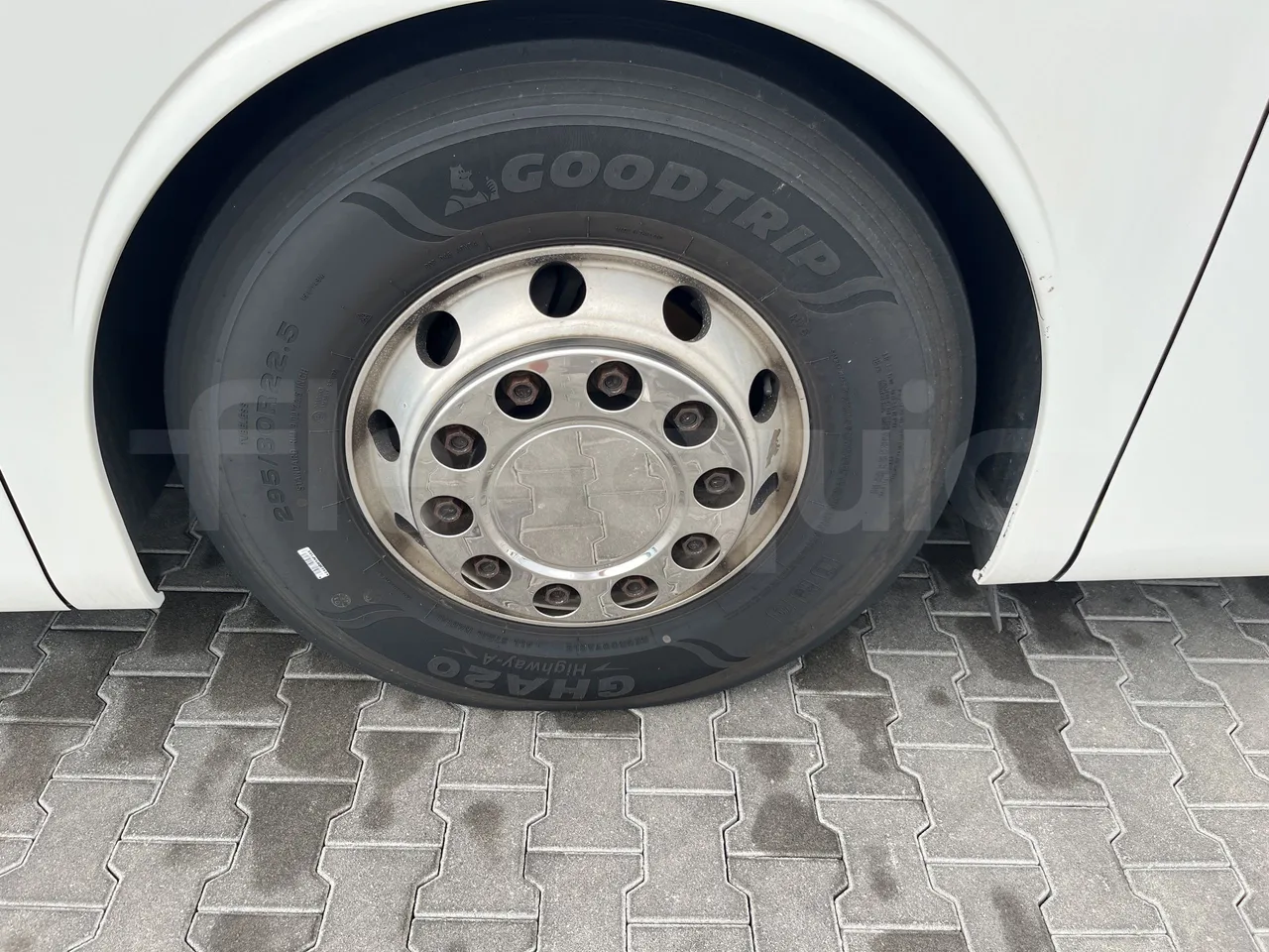 Mercedes-Benz Tourismo - First Axle Left Side: Complete Tyre
