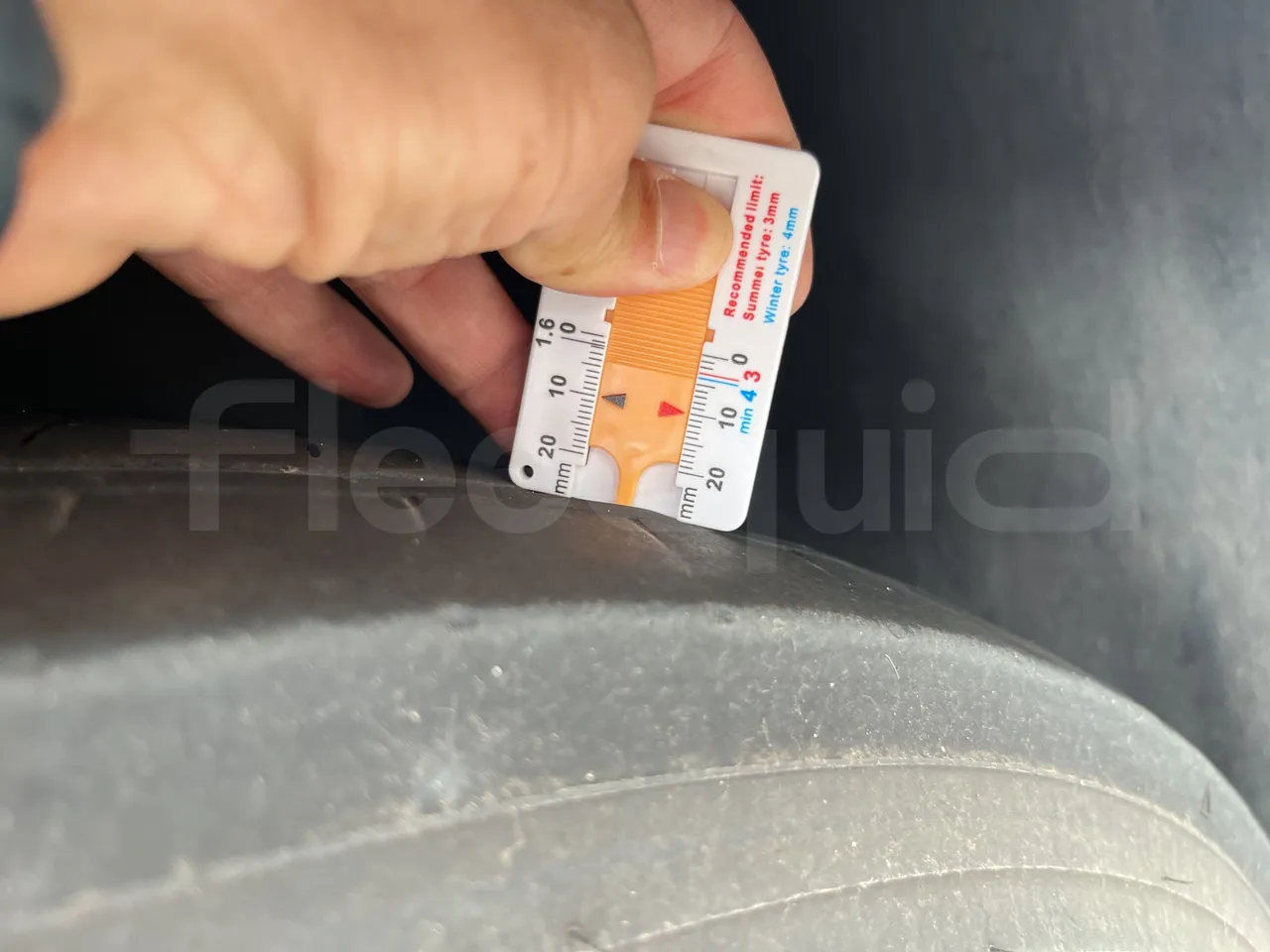 Mercedes-Benz Tourismo - First Axle Left Side: Tyre Thickness