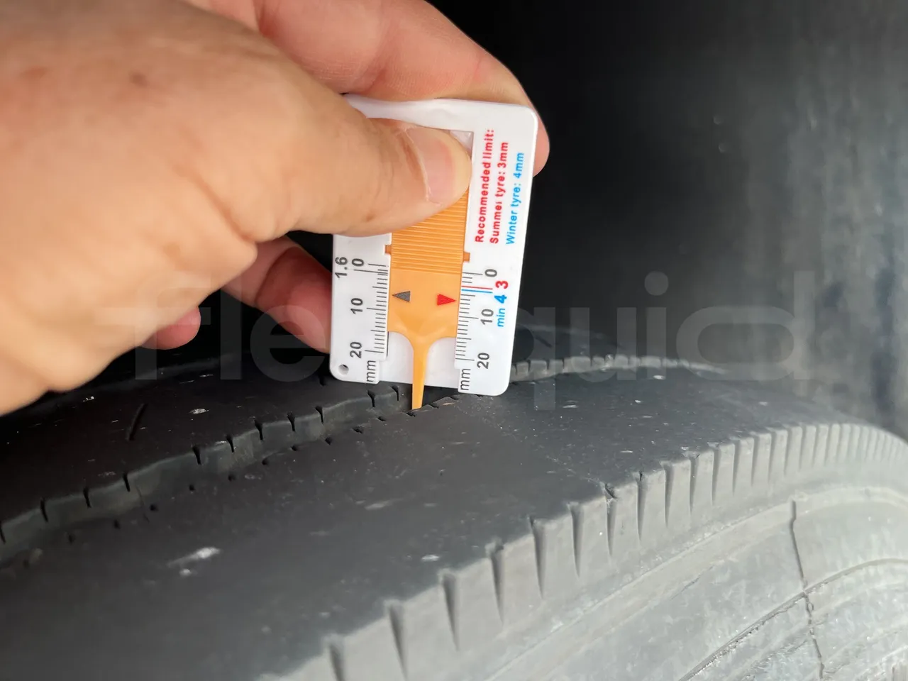 Mercedes-Benz Tourismo - Second Axle Left Side: Tyre Thickness