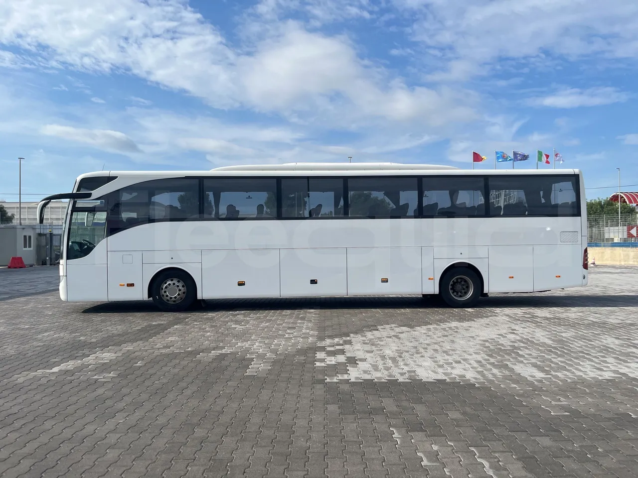Mercedes-Benz Tourismo - Left Side