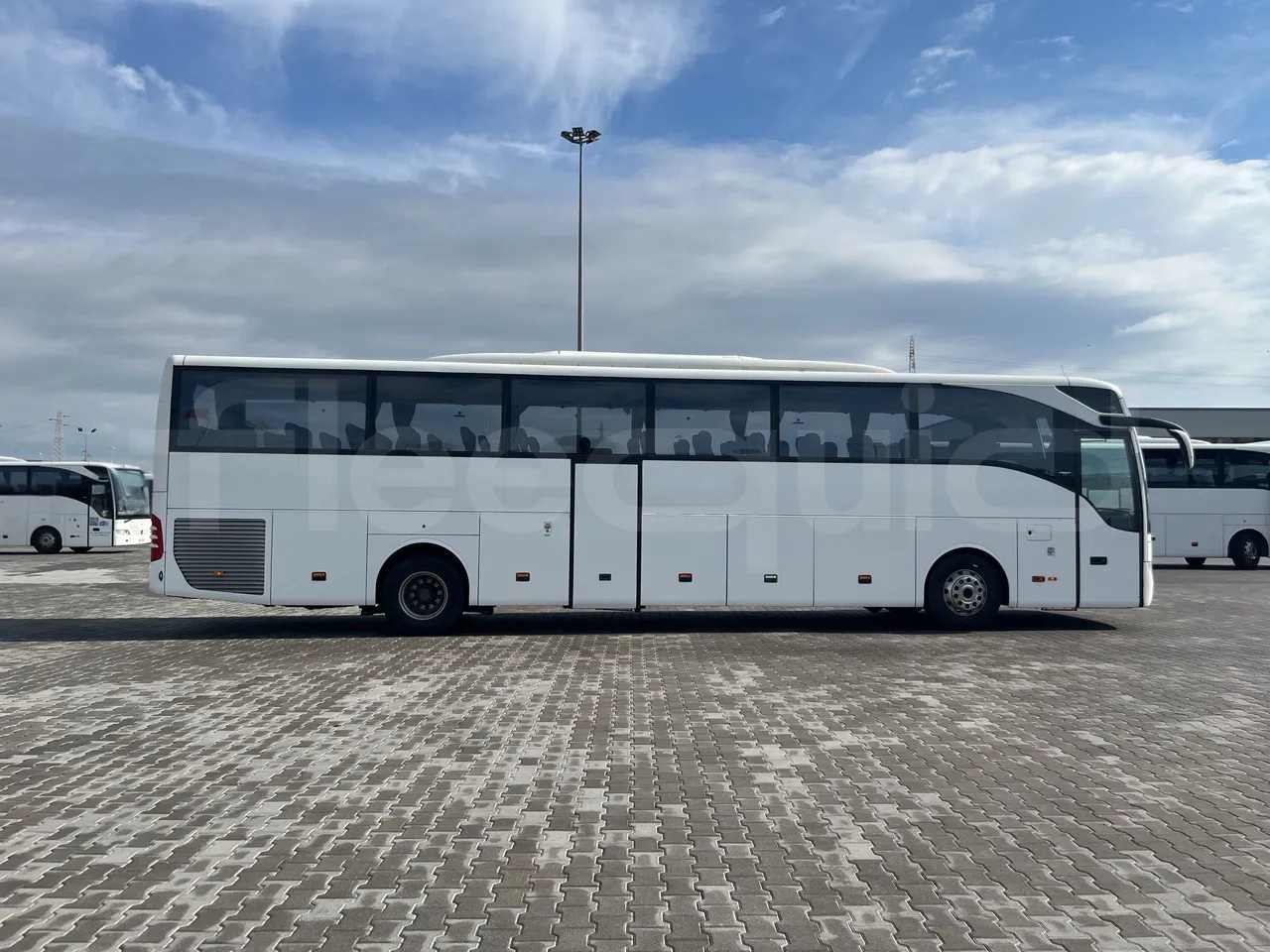 Mercedes-Benz Tourismo - Right Side