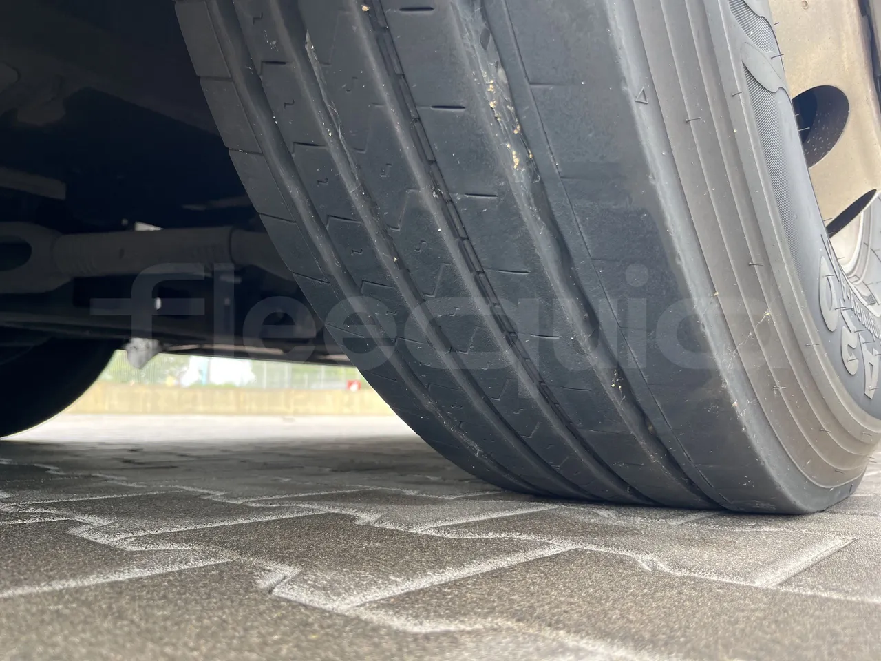 Mercedes-Benz Tourismo - First Axle Left Side: Tyre Tread