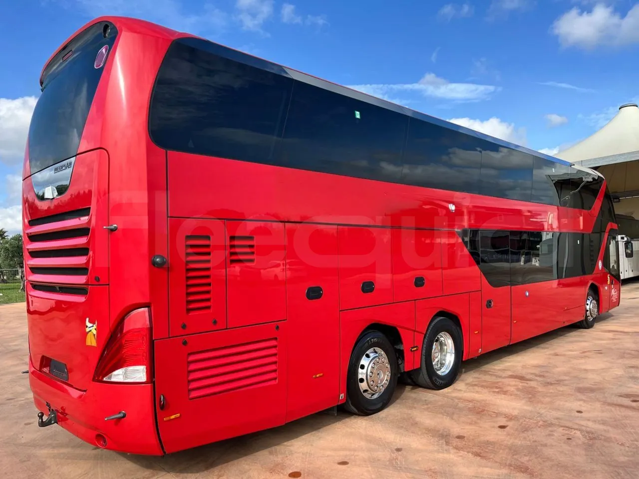 Neoplan Skyliner V6ACE -EUR6 -375kW -14m - 3/4 right rear doors closed
