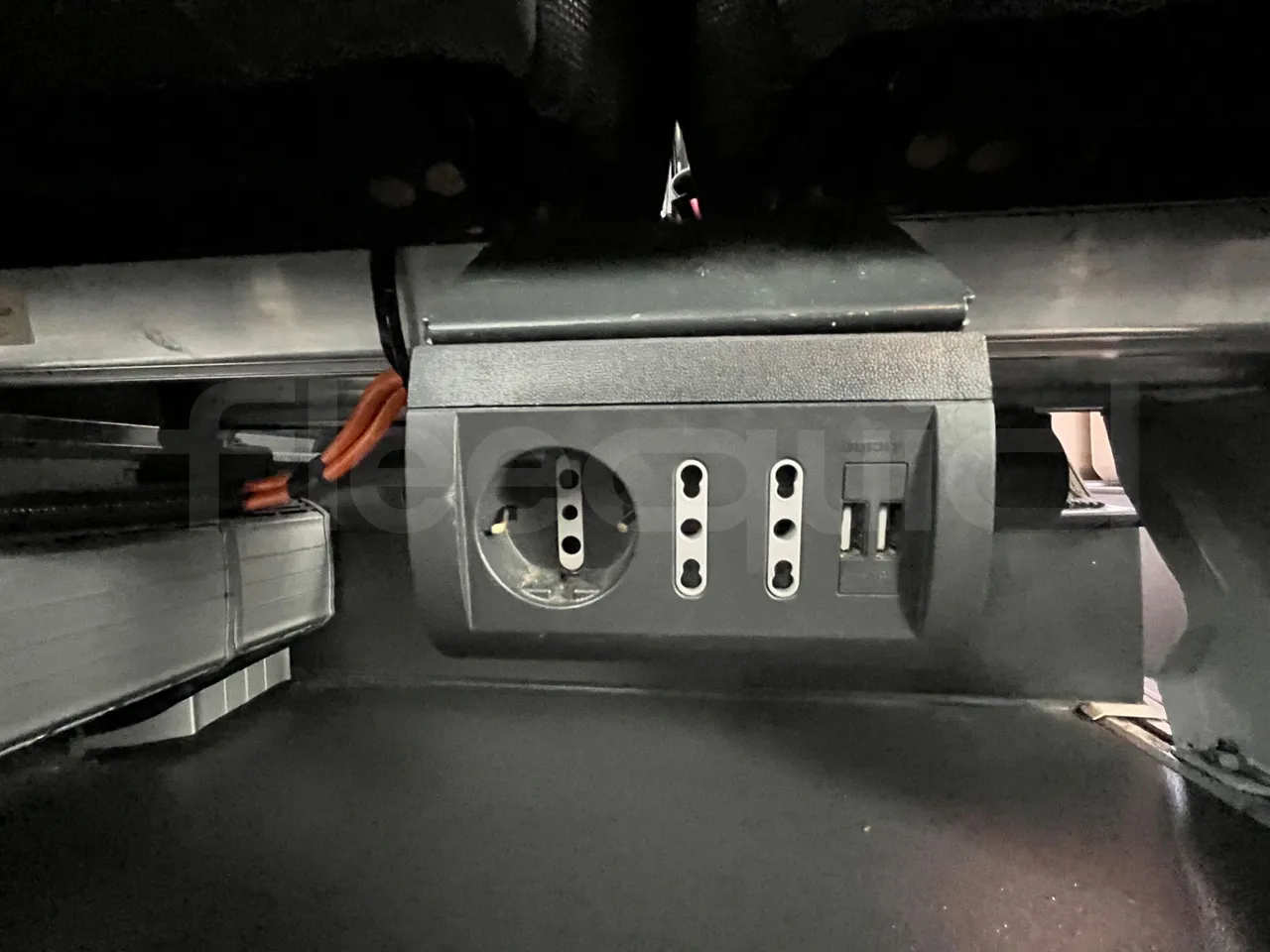 Neoplan Skyliner V6ACE -EUR6 -375kW -14m - usb charging detail