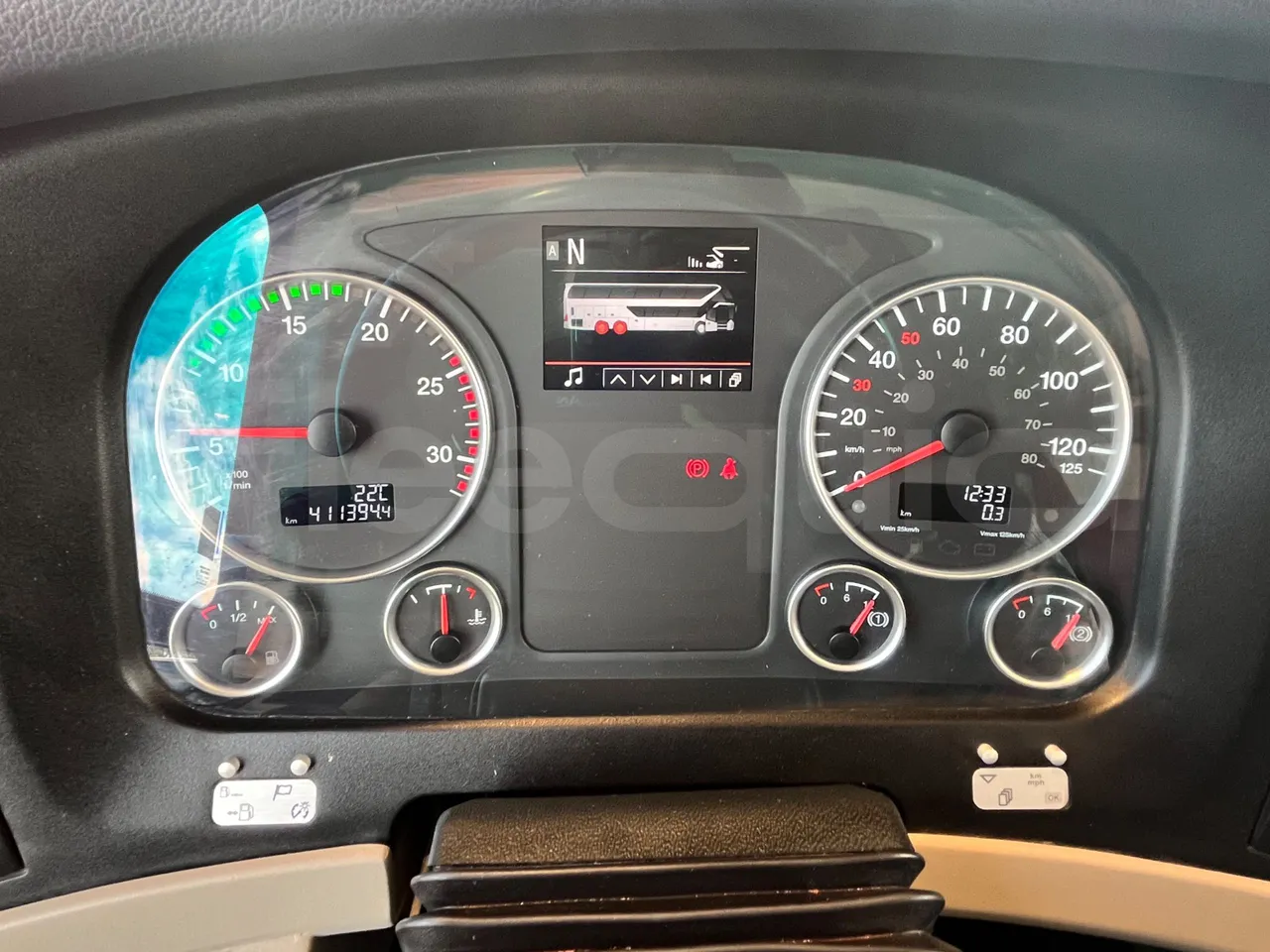 Neoplan Skyliner V6ACE -EUR6 -375kW -14m - dashboard lights on