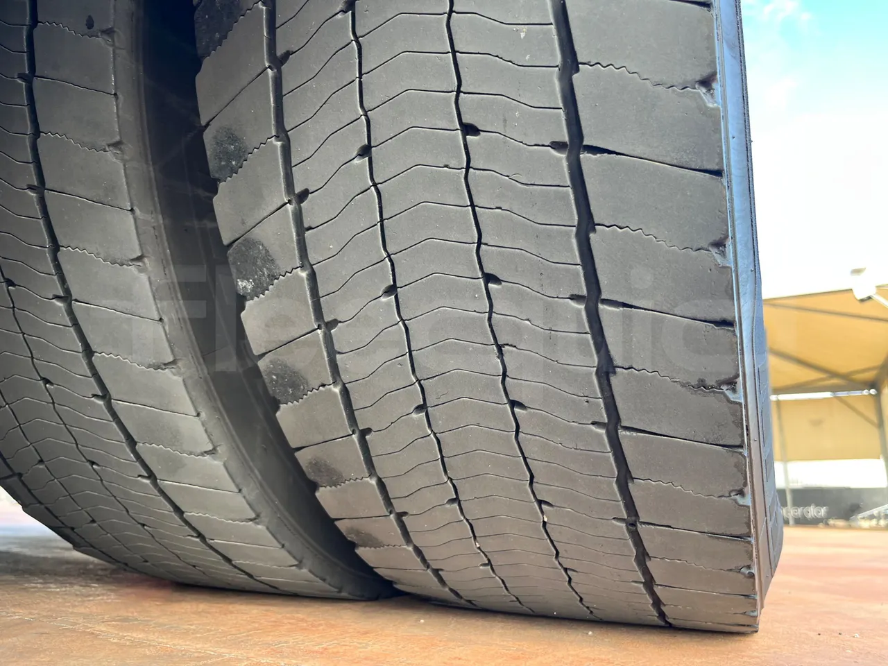Neoplan Skyliner V6ACE -EUR6 -375kW -14m - tread condition front tires left