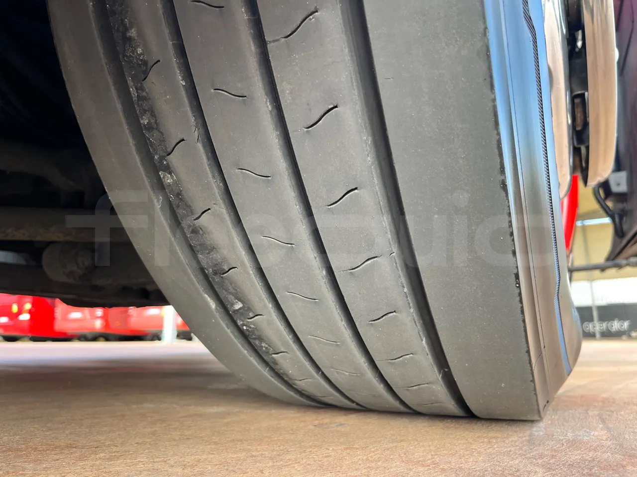 Neoplan Skyliner V6ACE -EUR6 -375kW -14m - tread condition front tires right