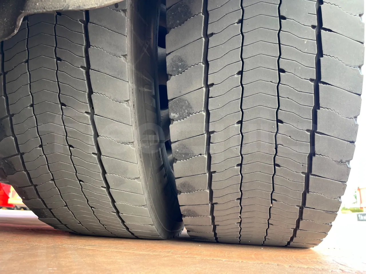 Neoplan Skyliner V6ACE -EUR6 -375kW -14m - tread condition second axle tires right