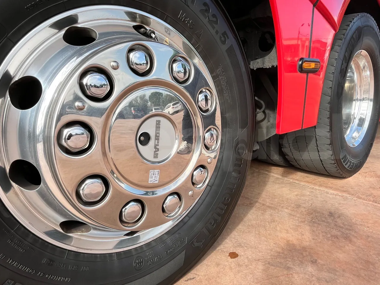 Neoplan Skyliner V6ACE -EUR6 -375kW -14m - tread condition third axle tires left