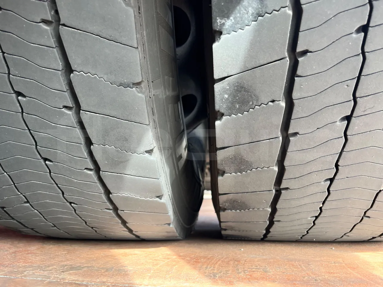 Neoplan Skyliner V6ACE -EUR6 -375kW -14m - tread condition third axle tires right