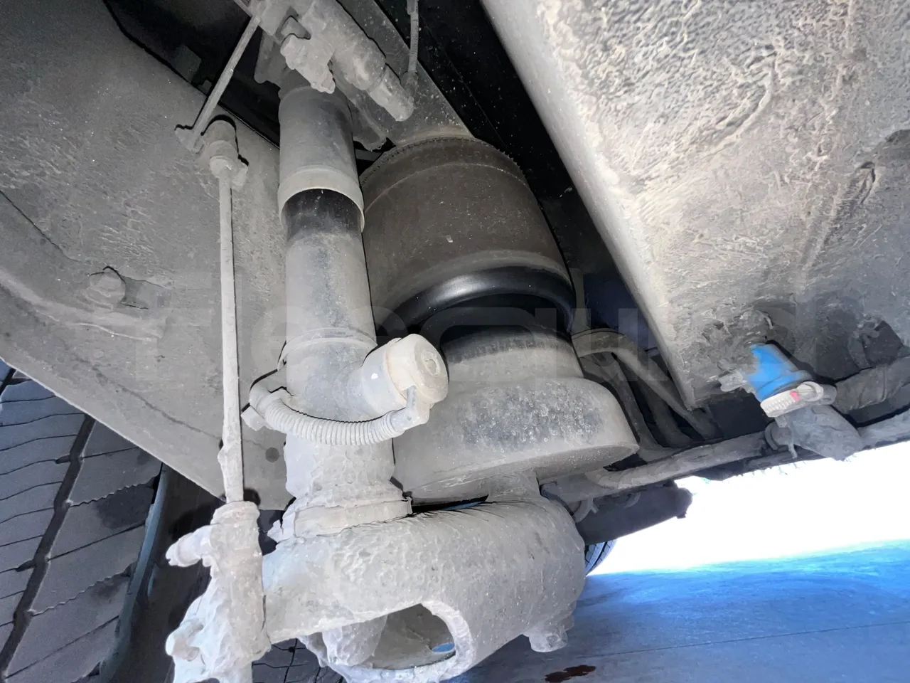 Neoplan Skyliner V6ACE -EUR6 -375kW -14m - axle 2 shock absorbers 1 left