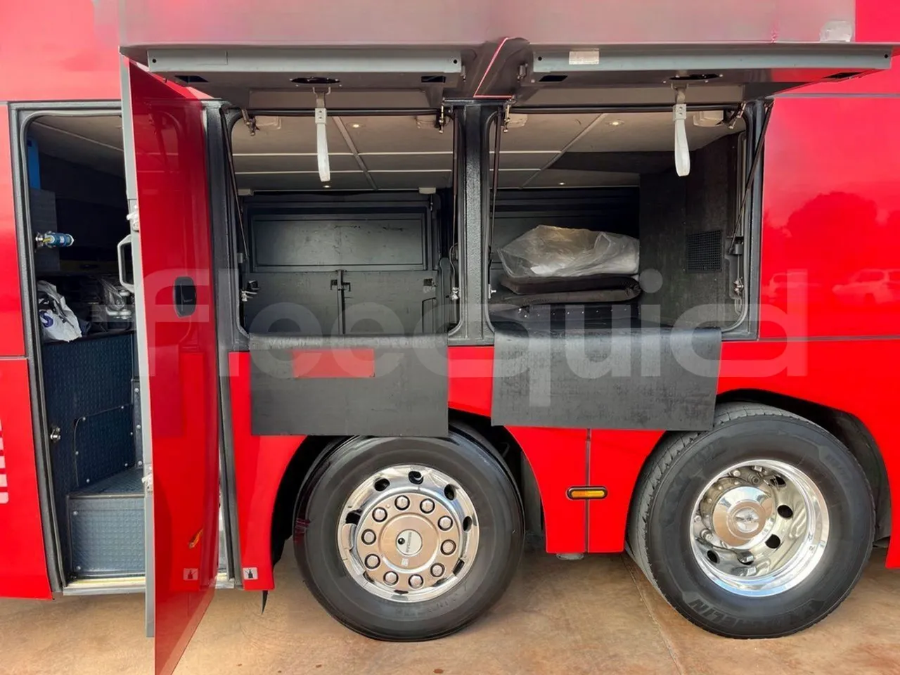 Neoplan Skyliner V6ACE -EUR6 -375kW -14m - right side doors open