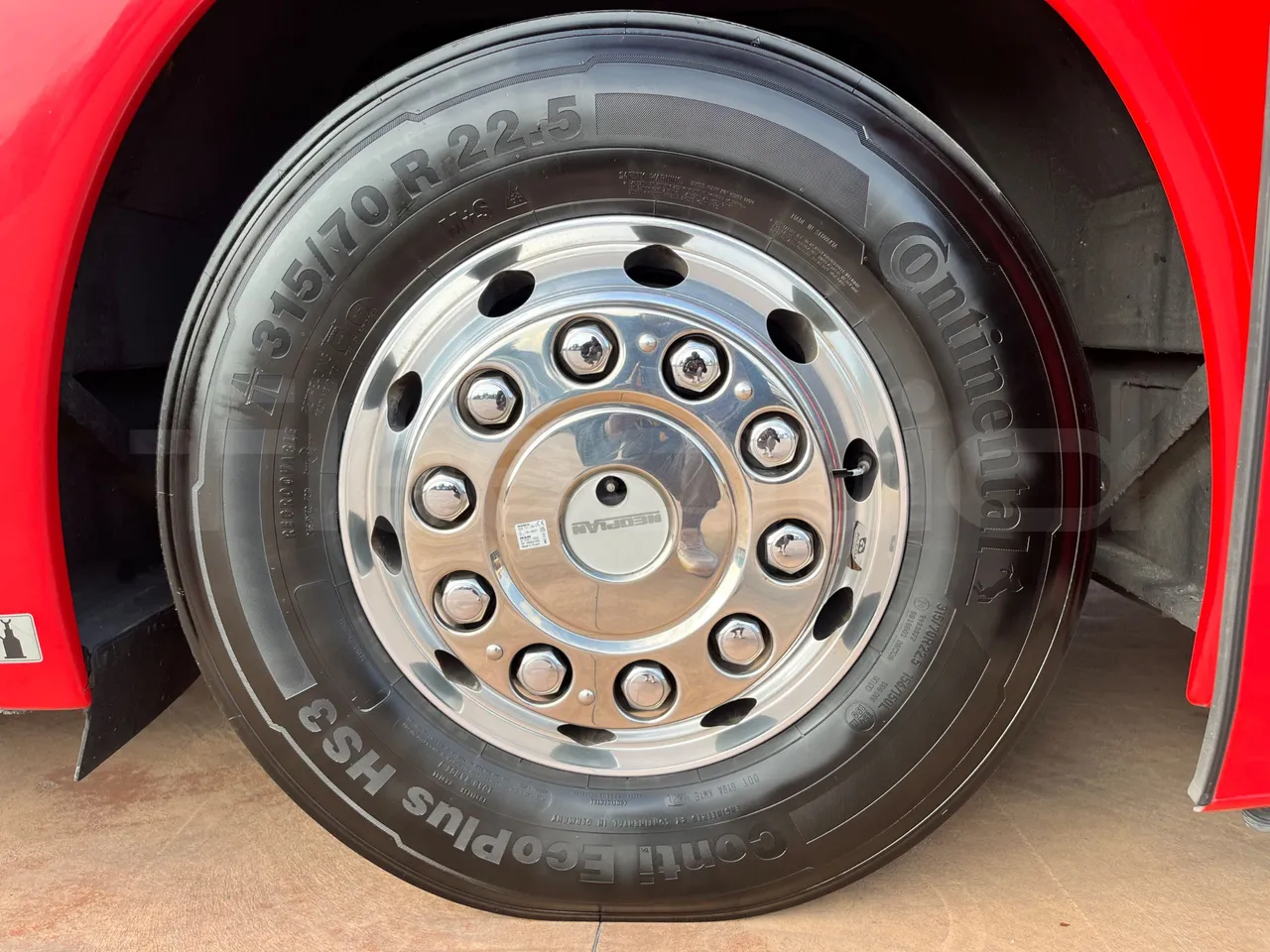 Neoplan Skyliner V6ACE -EUR6 -375kW -14m - front left tire measurements