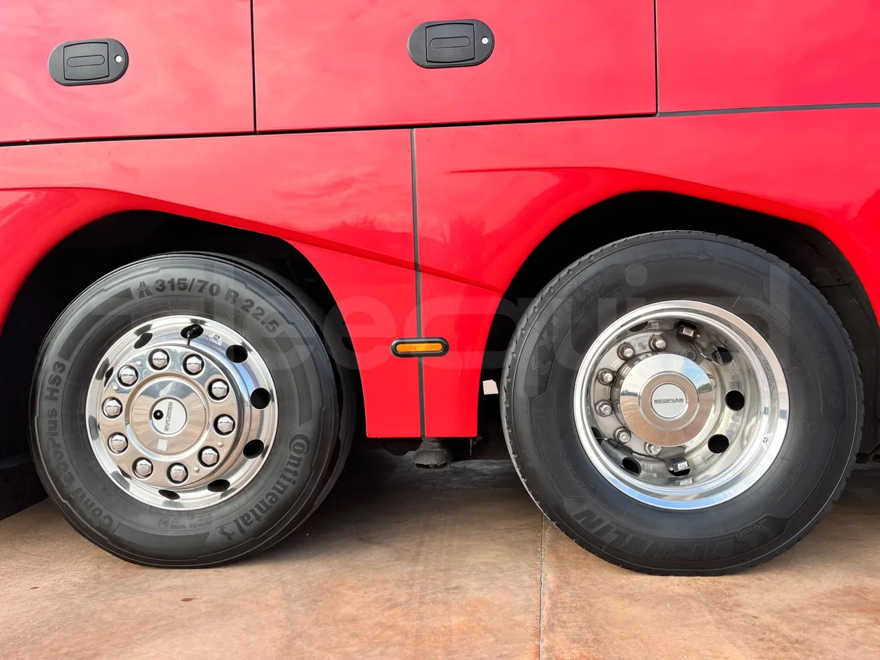 Neoplan Skyliner V6ACE -EUR6 -375kW -14m - rear left tire photo