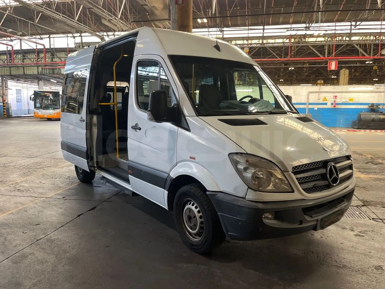 Mercedes-Benz Sprinter 906AC35 - EUR4 - 110kW - 5.91m - 3/4 right front doors open