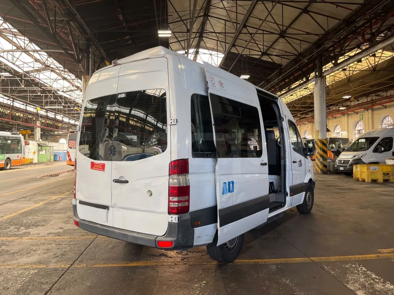 Mercedes-Benz Sprinter 906AC35 - EUR4 - 110kW - 5.91m - 3/4 right rear doors open