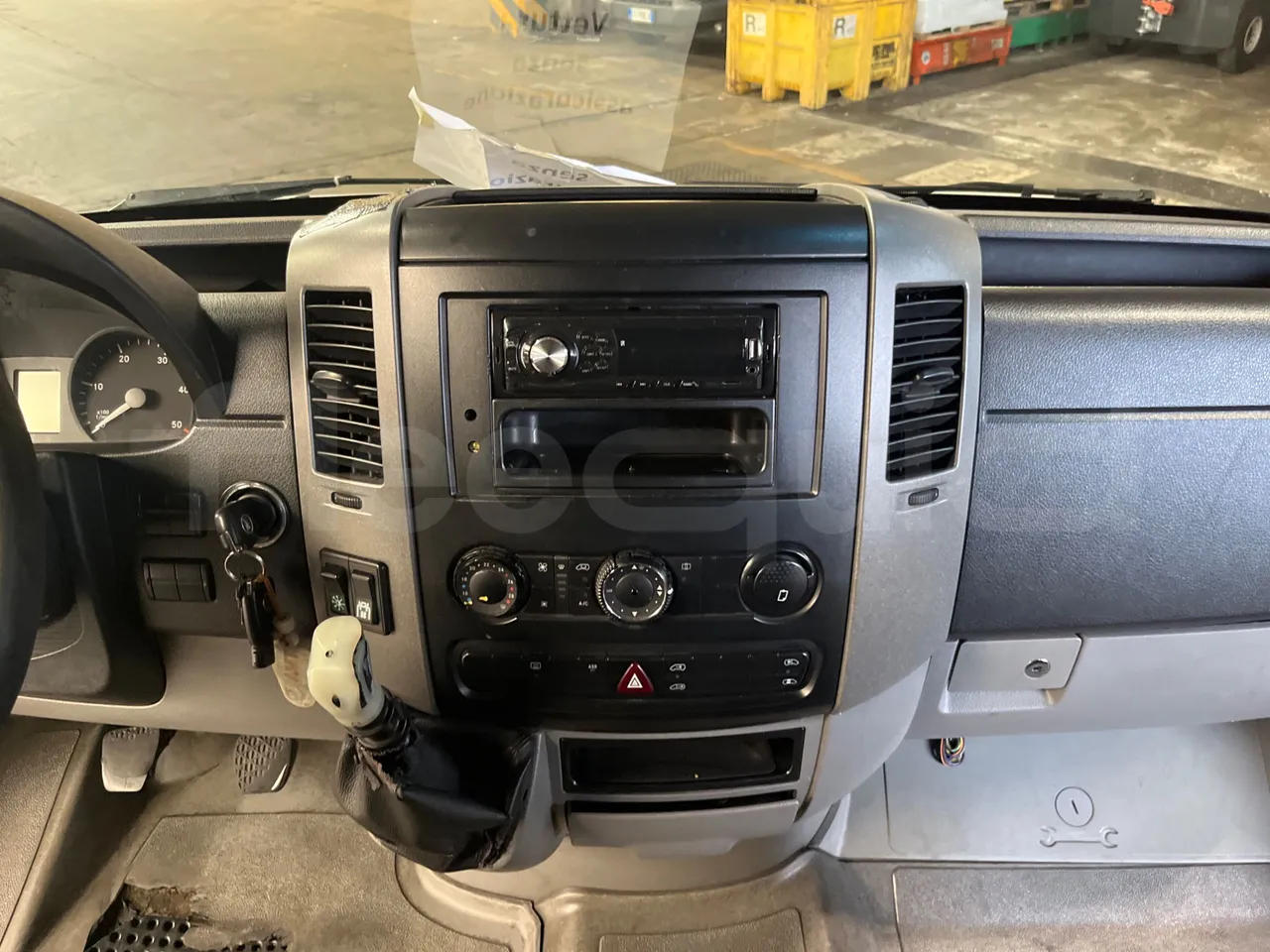 Mercedes-Benz Sprinter 906AC35 - EUR4 - 110kW - 5.91m - radio accessories photo