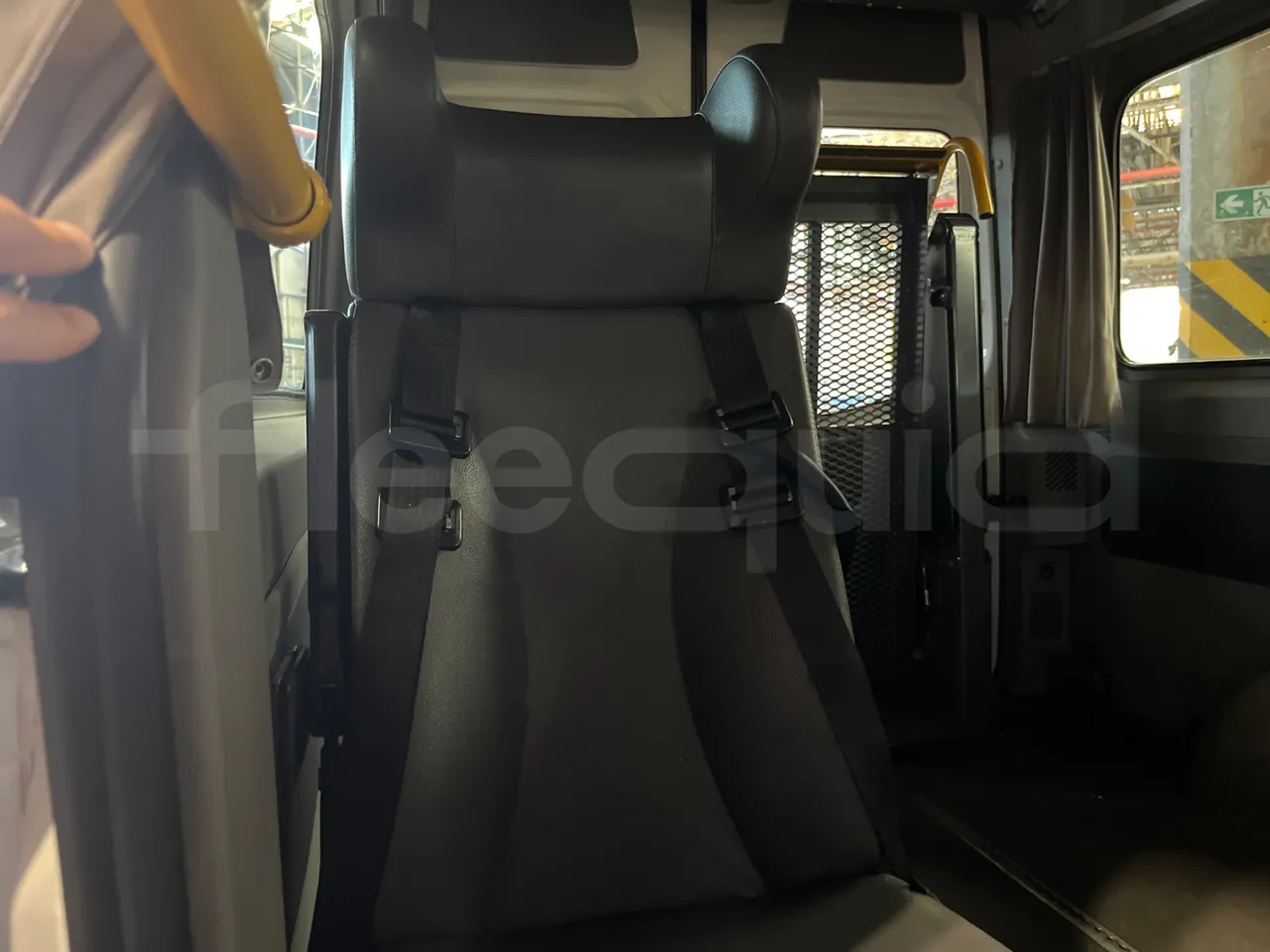 Mercedes-Benz Sprinter 906AC35 - EUR4 - 110kW - 5.91m - single seat detail