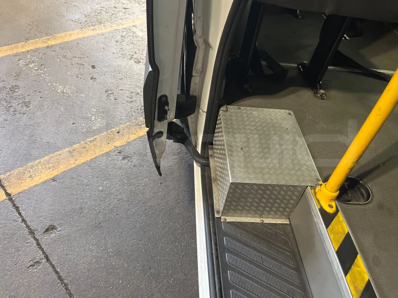 Mercedes-Benz Sprinter 906AC35 - EUR4 - 110kW - 5.91m - door mechanism photo