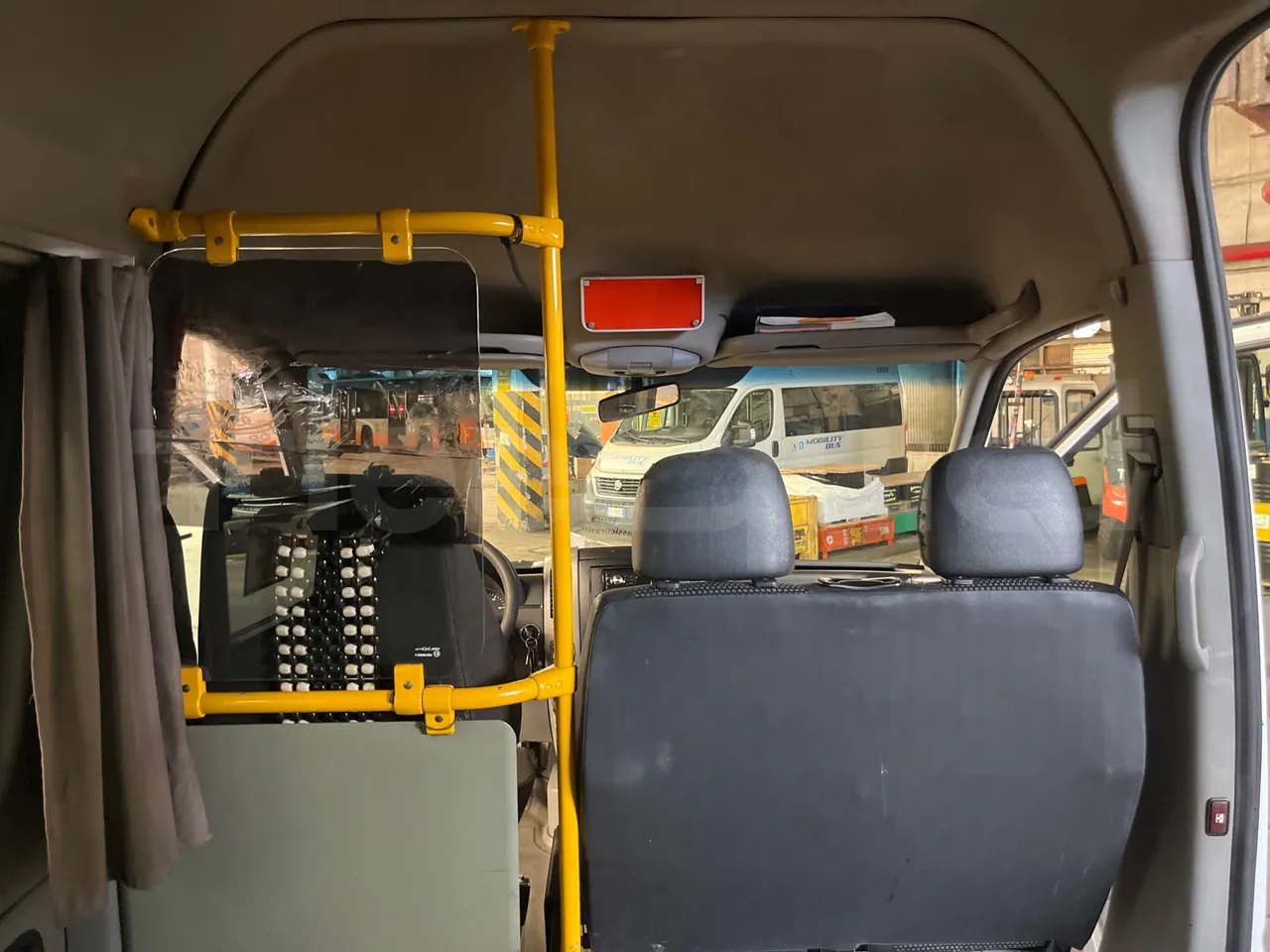 Mercedes-Benz Sprinter 906AC35 - EUR4 - 110kW - 5.91m - forward view middle aisle