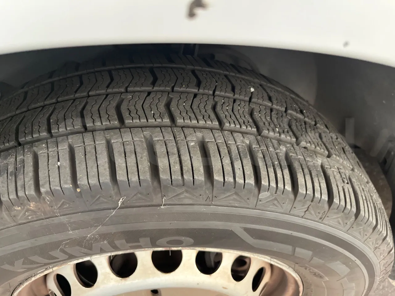 Mercedes-Benz Sprinter 906AC35 - EUR4 - 110kW - 5.91m - tread condition front tires left