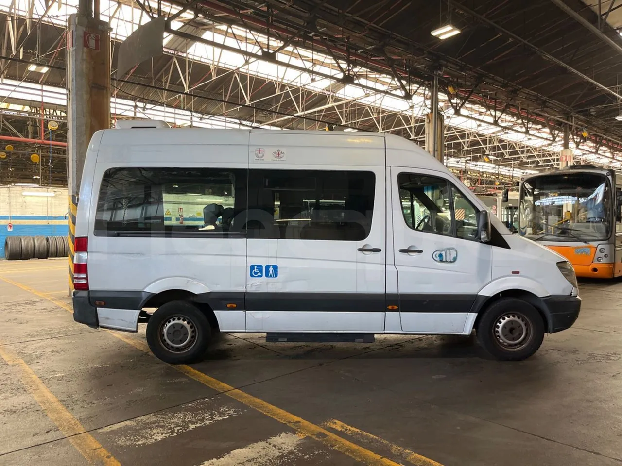 Mercedes-Benz Sprinter 906AC35 - EUR4 - 110kW - 5.91m - right side doors closed