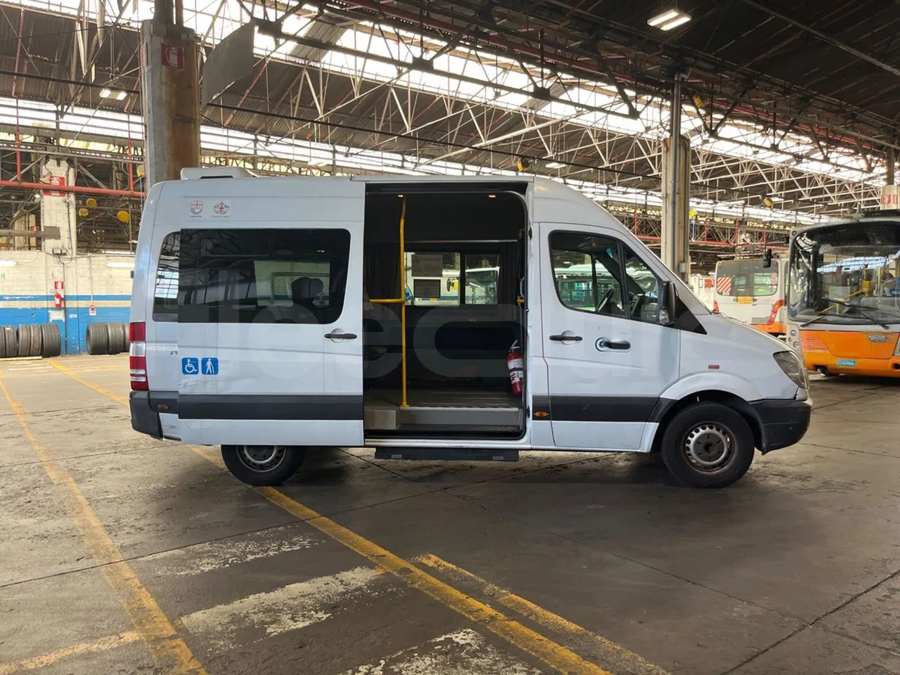 Mercedes-Benz Sprinter 906AC35 - EUR4 - 110kW - 5.91m - right side doors open