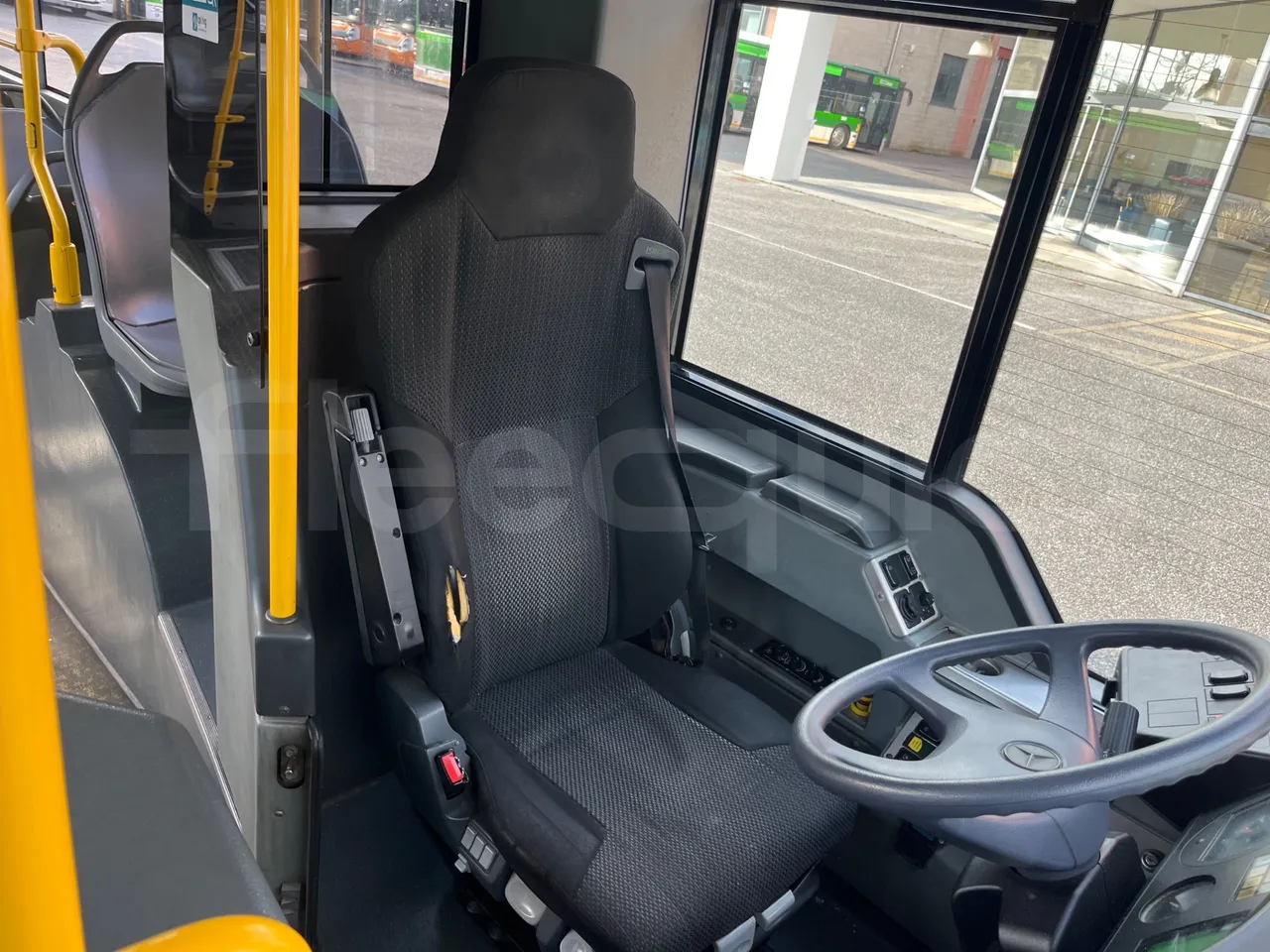 Mercedes-Benz O 530 5303/P - Euro 5 - 210 kW - 11.950 mt - driver's seat photo