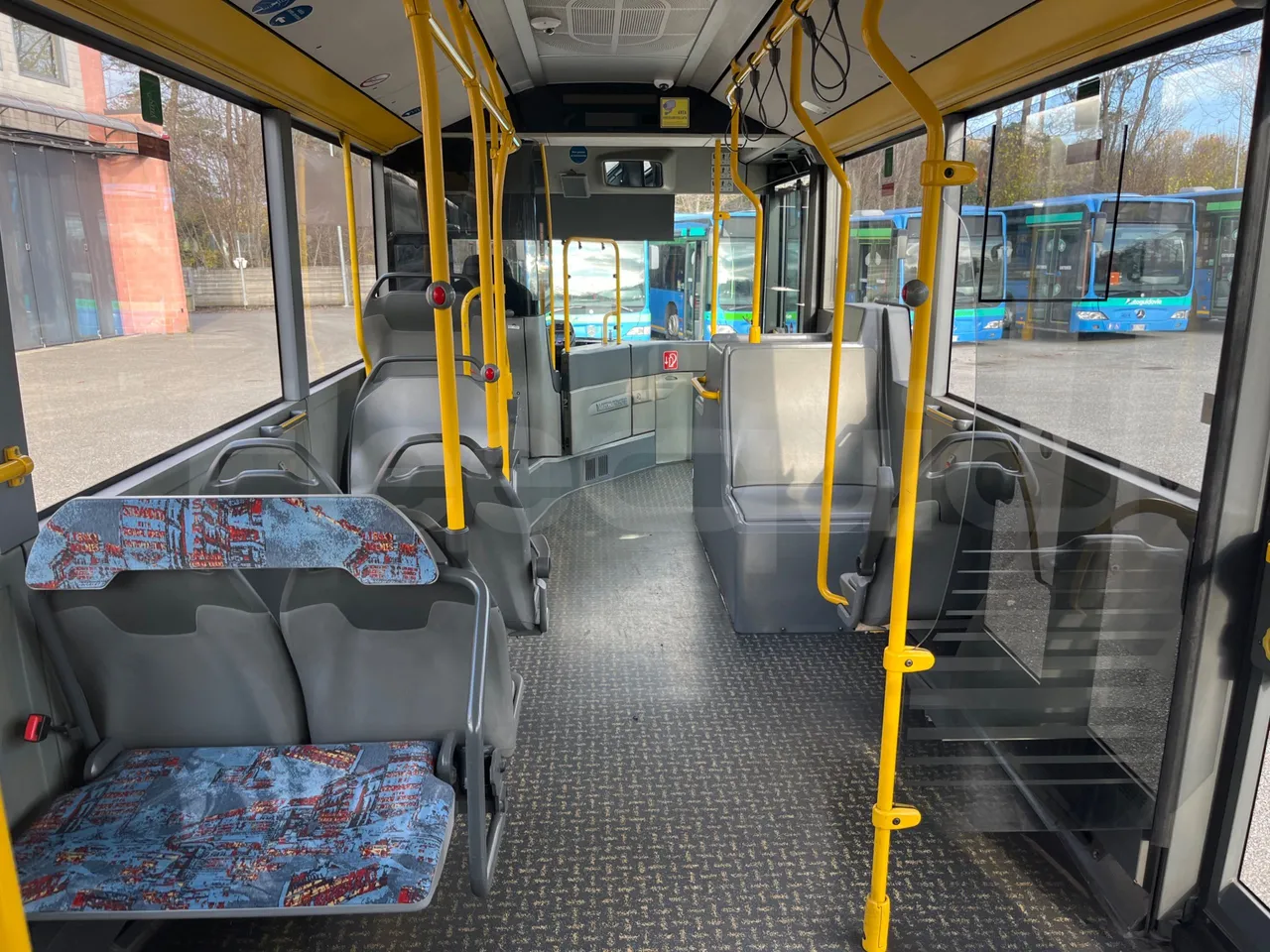 Mercedes-Benz O 530 5303/P - Euro 5 - 210 kW - 11.950 mt - forward view middle aisle