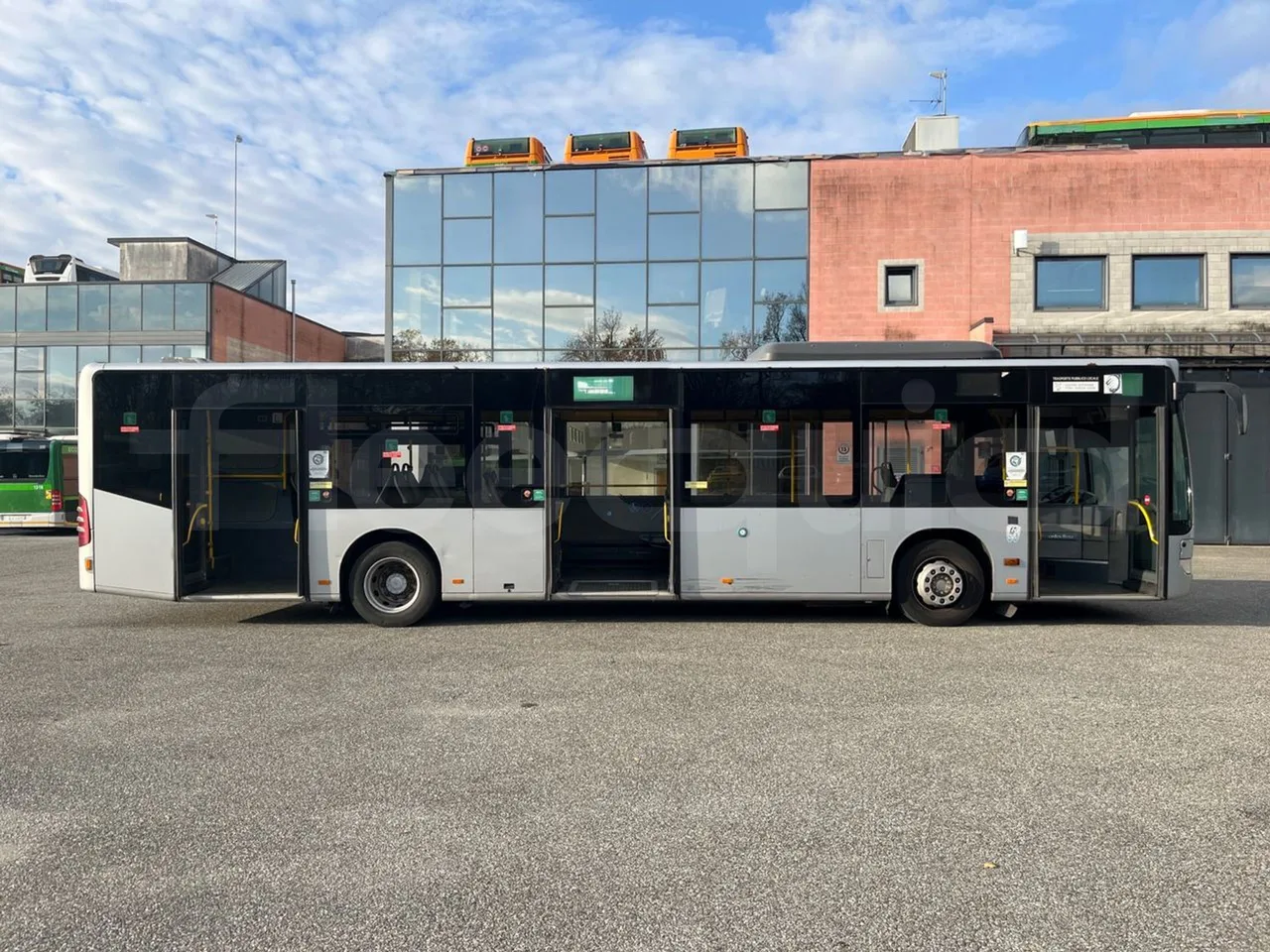 Mercedes-Benz O 530 5303/P - Euro 5 - 210 kW - 11.950 mt - right side doors open