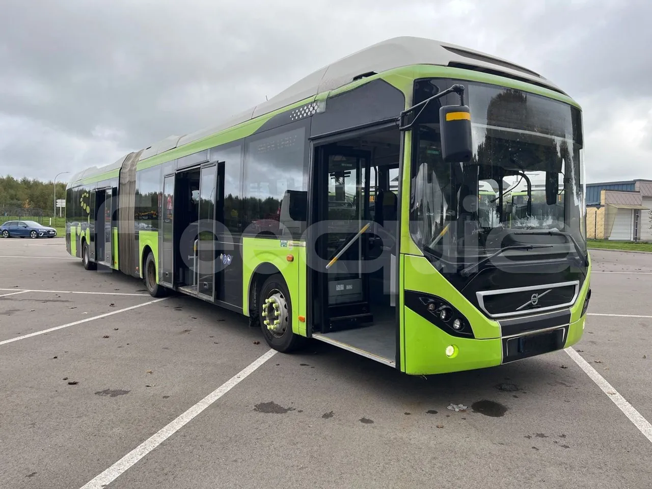 Volvo G891H L291LH24J8100 / Euro 6 - 177 Kw - 18.750 Mt - 3/4 right front doors open