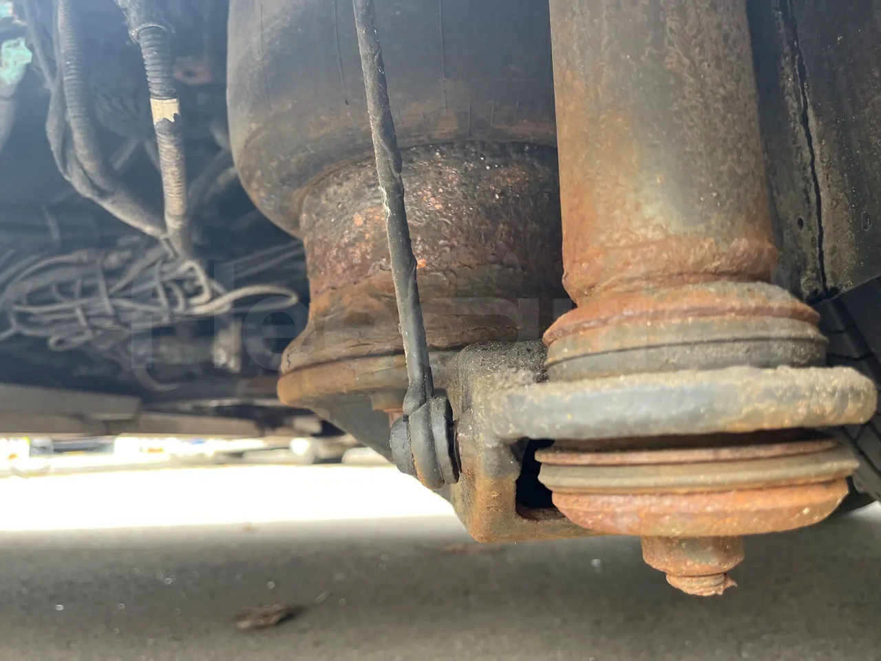 Volvo G891H L291LH24J8100 / Euro 6 - 177 Kw - 18.750 Mt - axel 3 shock absorbers 1 left