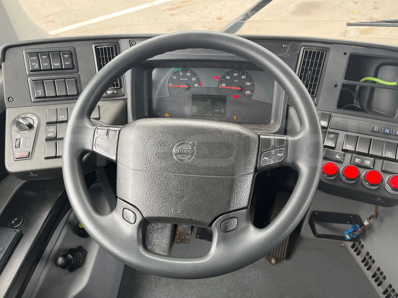 Volvo G891H L291LH24J8100 / Euro 6 - 177 Kw - 18.750 Mt - steering wheel photo