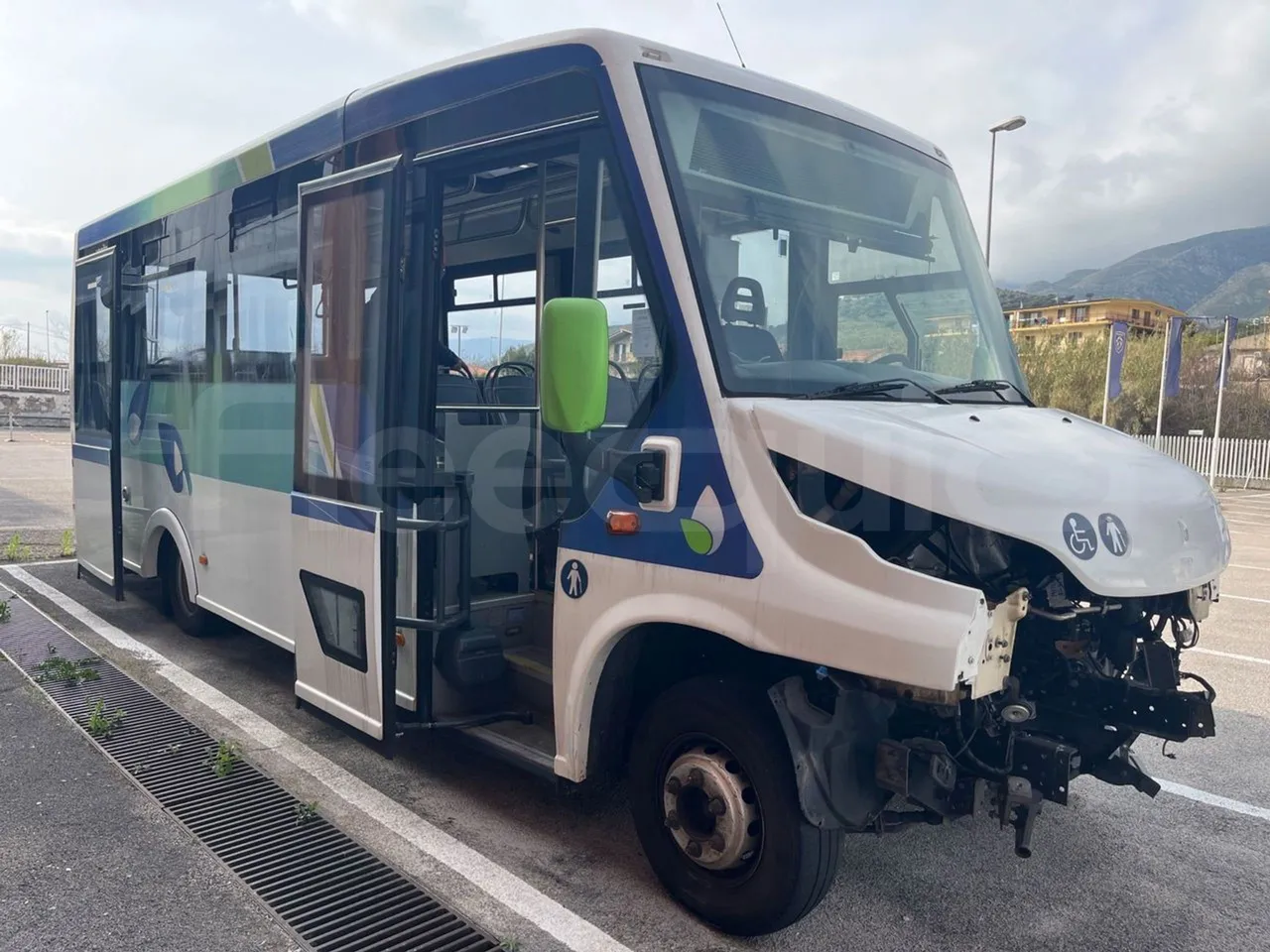 Indcar Mobi WGIVMY11 - Euro6 - 132kW - 8.000mt - 3/4 right front doors open