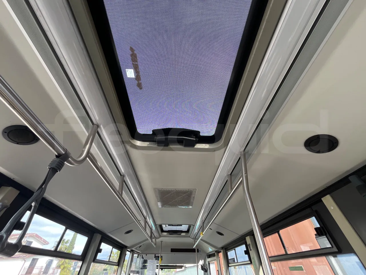 Indcar Mobi WGIVMY11 - Euro6 - 132kW - 8.000mt - overhead compartments photo