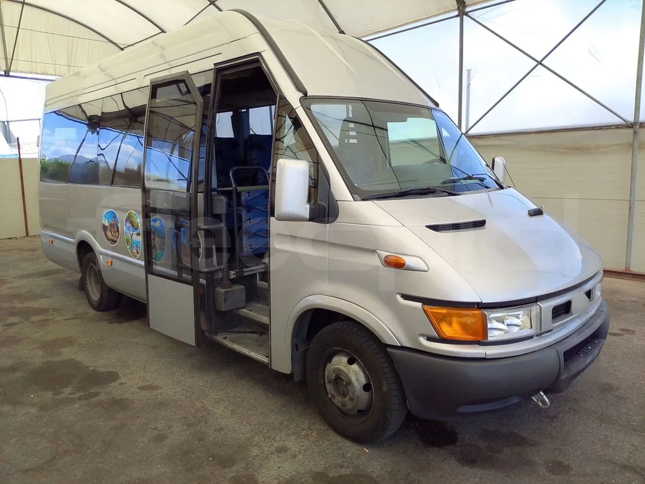 Iveco Daily A50C/19/H - EUR3 - 92kW -6.948m - 3/4 right front doors open
